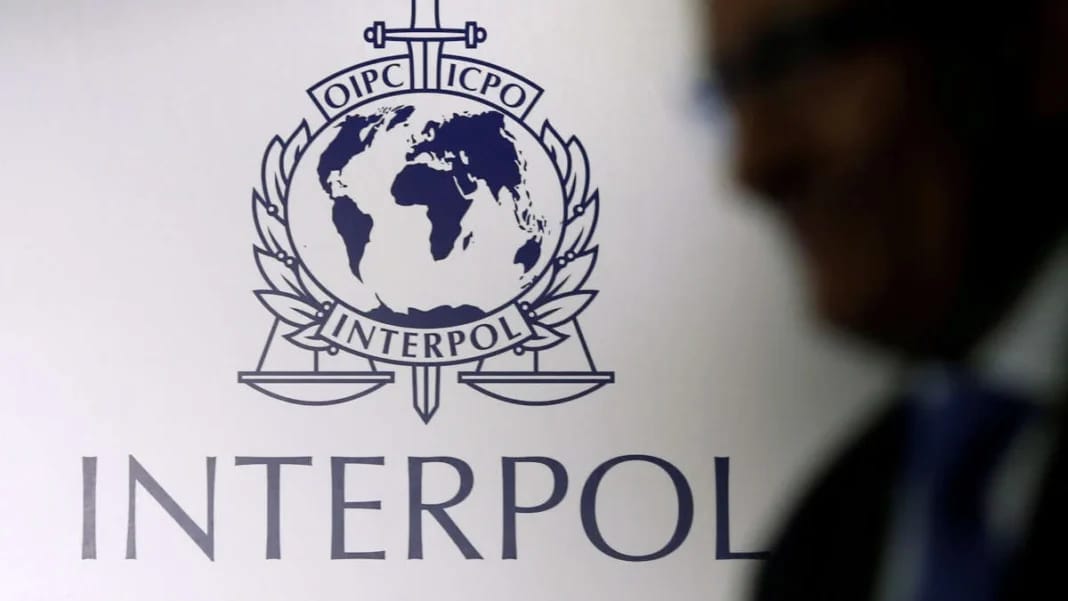 Logo d'Interpol avec la carte du monde et la mention INTERPOL.