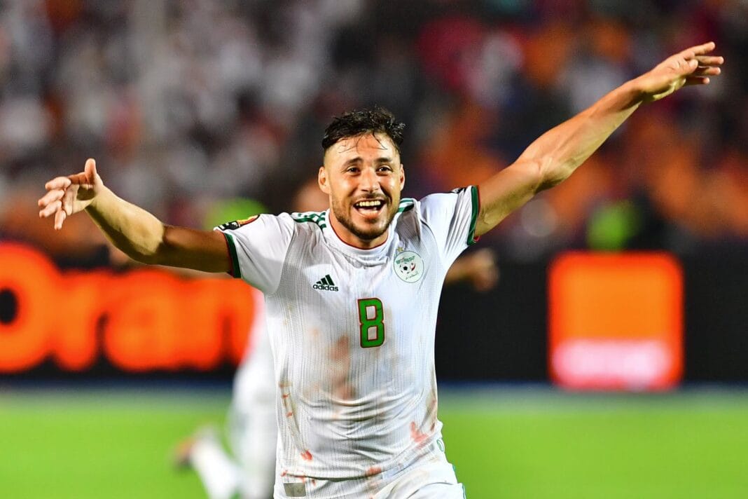 Youcef Belaili, joueur algérien, célèbre lors d'un match de football.