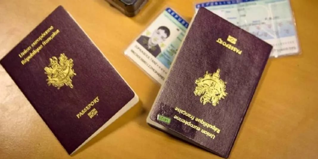 Voyage : Le passeport le plus puissant au monde dévoilé Passeport marocain avec devises étrangères sur une table en bois.