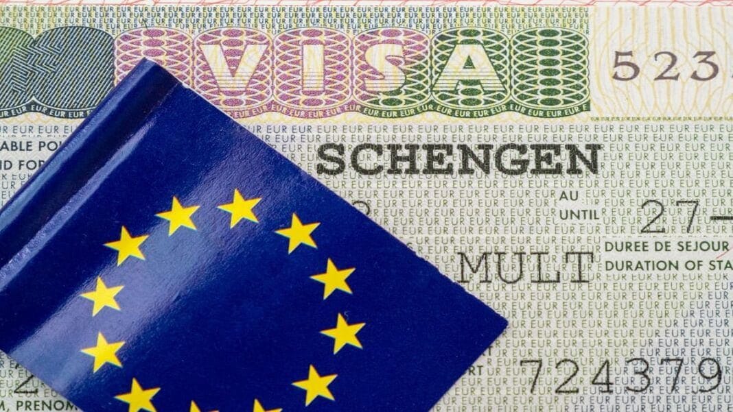 Nouvelles procédures d’entrée dans l’espace Schengen Drapeau de l'Union européenne et visa Schengen.