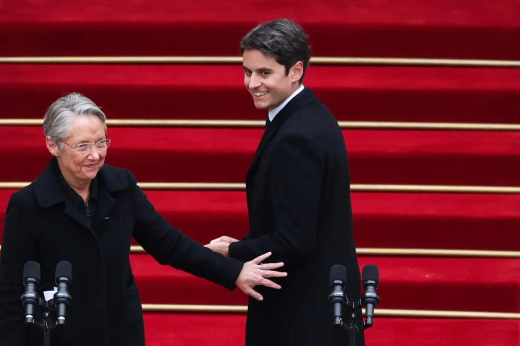 Gabriel Attal et Élisabeth Borne lors d'une cérémonie officielle.