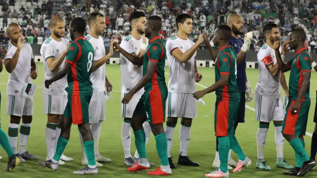 L’Algérie éclate le Burundi (4-0) en préparation pour la CAN 2023 Joueurs d'Algérie et du Burundi en pré-match de la CAN 2023.