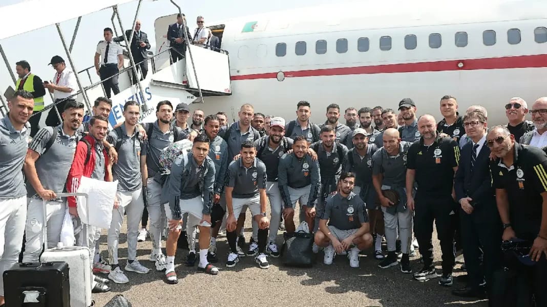 L'équipe de football du Maghreb à l'aéroport pour la CAN 2023.