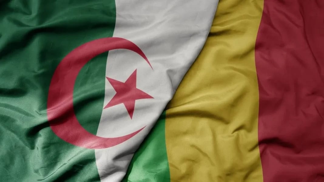Drapeaux de l'Algérie et du Mali côte à côte, symbolisant la crise diplomatique.
