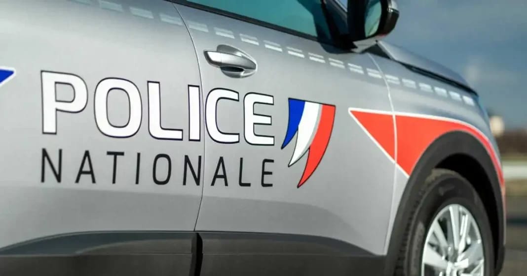 Voiture de police nationale avec logo et marquages français.