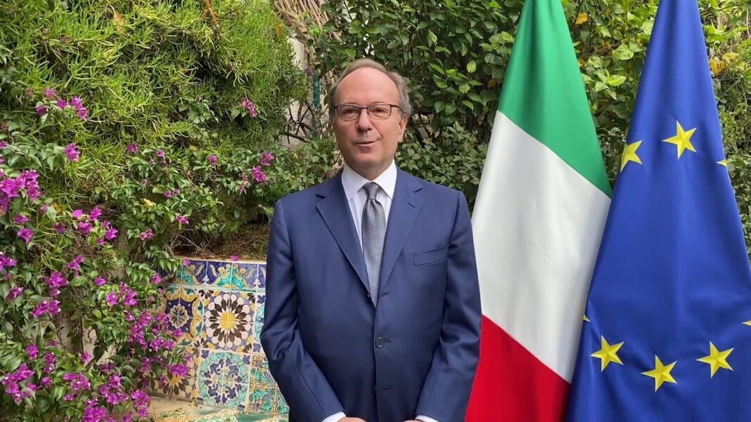 Départ de l’ambassadeur italien en Algérie : Un chapitre clé dans les relations algéro-italiennes Ambassadeur italien en Algérie avec drapeaux italien et européen.