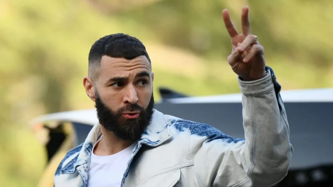 Officiel! Karim Benzema signe son grand retour Karim Benzema faisant un signe de paix avec la main lors d'un entraînement.
