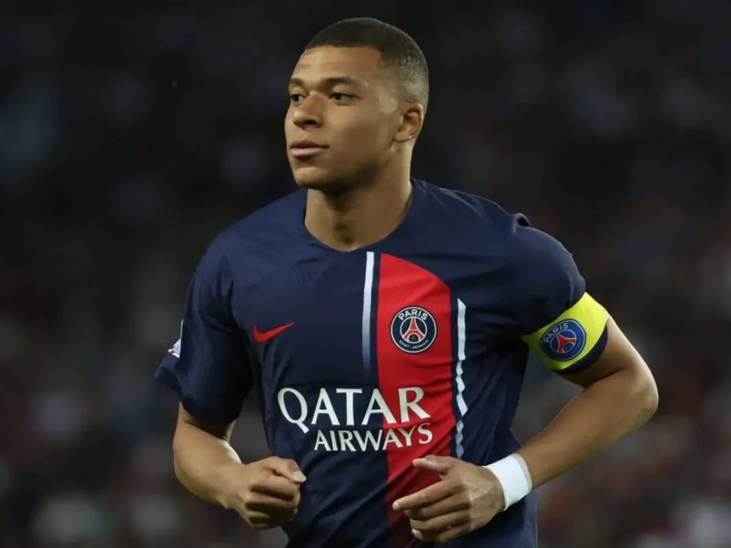Kylian Mbappe au PSG la saison prochaine? Certains observateurs pensent que… Kylian Mbappe portant le maillot du PSG avec brassard de capitaine.