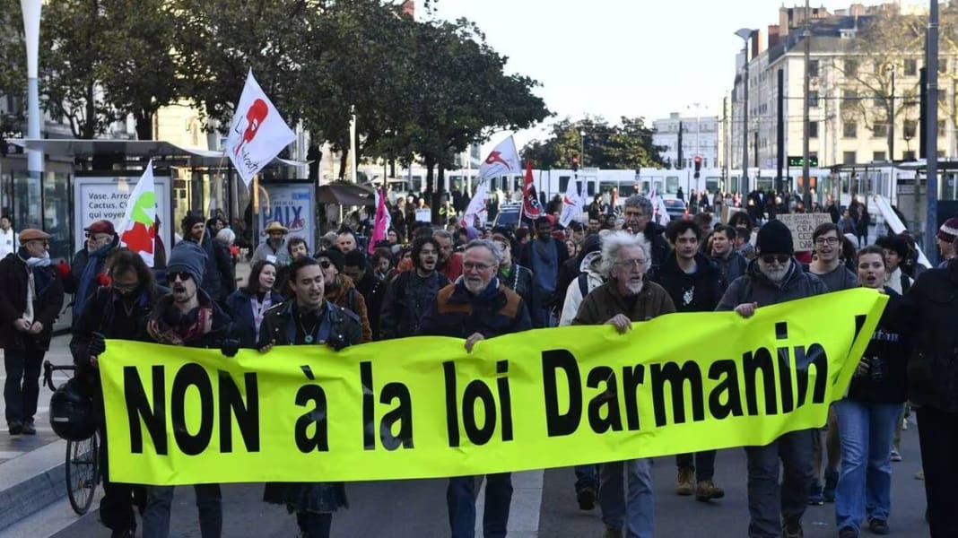 Manifestants avec une bannière contre la loi Darmanian à Montpellier.