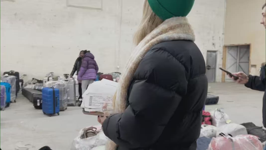 Passagers avec valises à l'aéroport de Montréal.