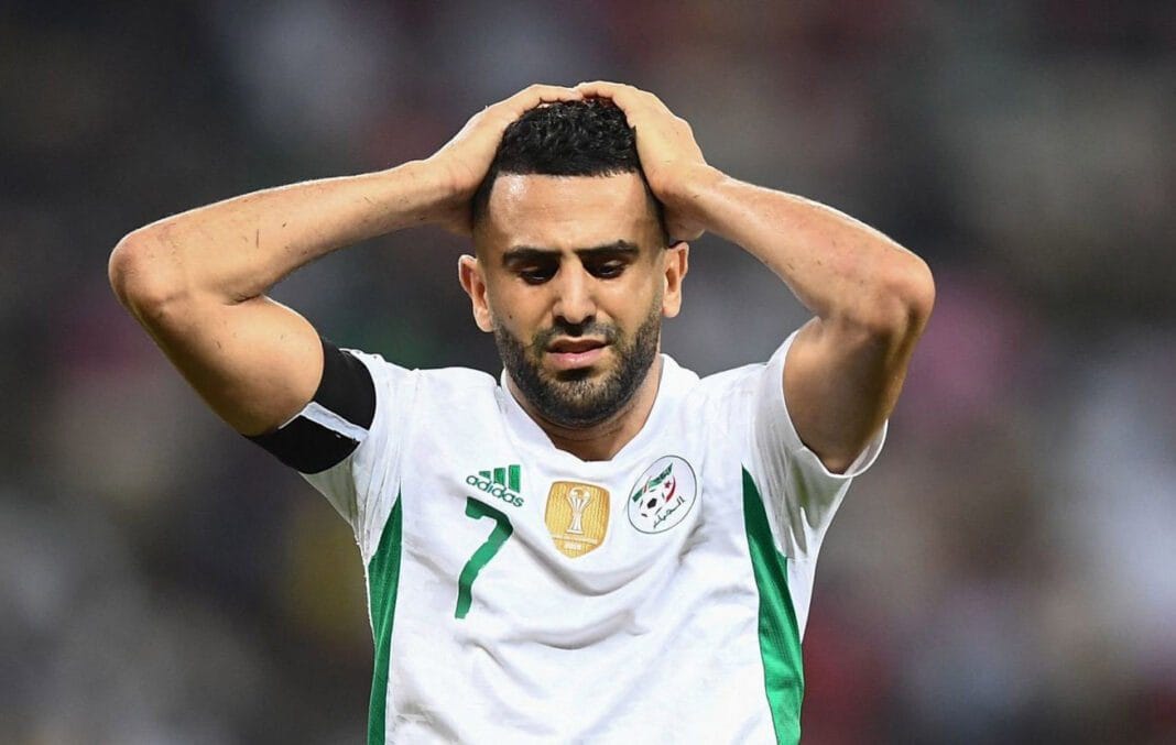 Riyad Mahrez avec expression de déception après un match nul.