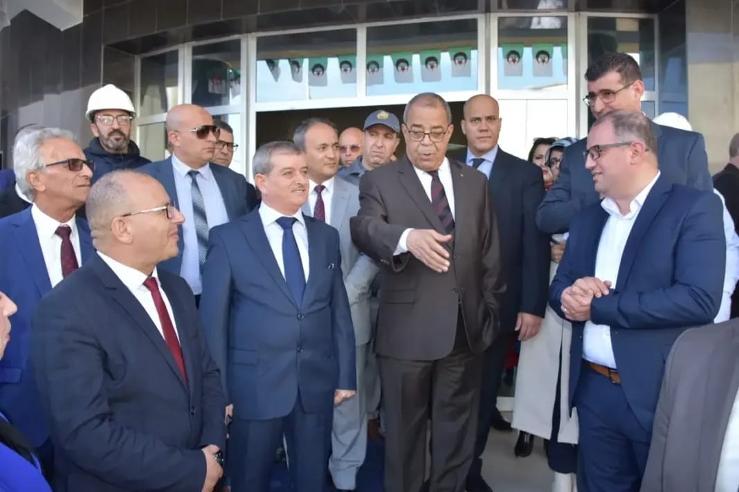 Production de matière première d’insuline : l’Algérie se positionne comme un géant incontournable en Afrique Groupe de dirigeants lors d'une visite industrielle en Algérie.