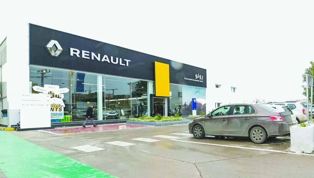 Renault Algérie : mise sur pieds d’une unité locale de production de pièces de rechange Vitrine d'un concessionnaire Renault en Algérie avec logo visible.
