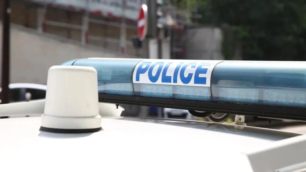 Voiture de police avec gyrophare en alerte.