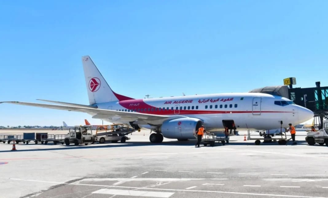 Intrusion dans un Avion d’Air Algérie à Oran : 10 individus placés en détention préventive Avion d'Air Algérie stationné à l'aéroport en 2024.