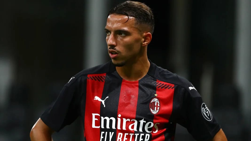 Europa League : Ismaël Bennacer incertain pour le face-à-face avec Rennes ce Jeudi Joueur de football en action portant le maillot de l'AC Milan.