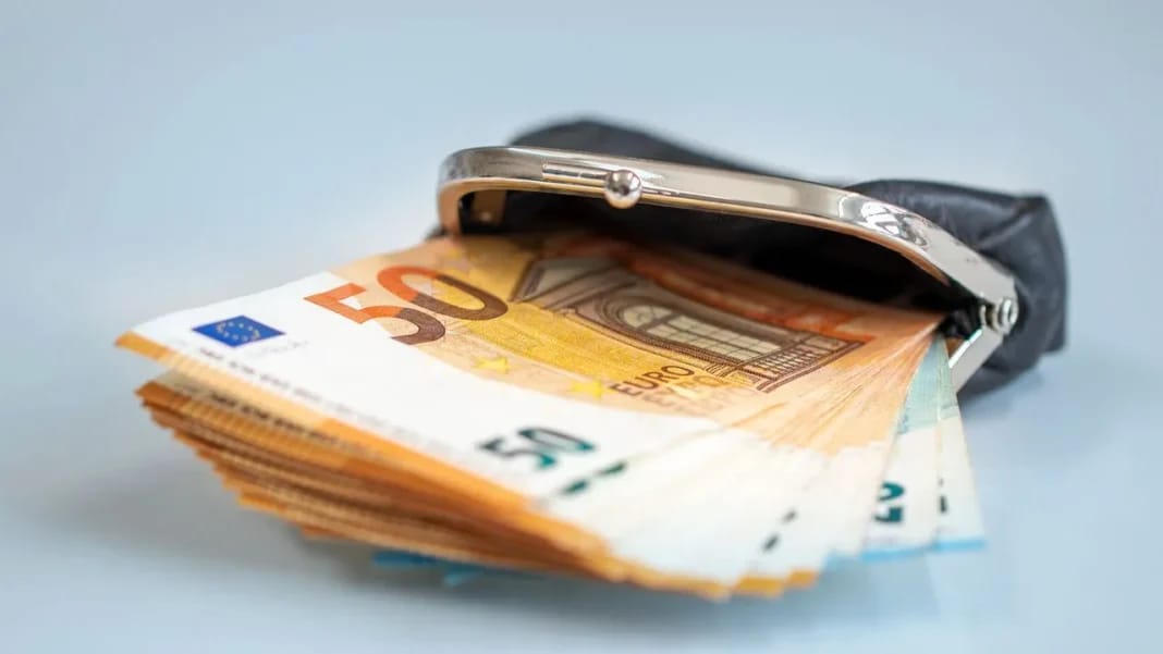 Marché Noir des devises en Algérie : Stabilité du Dinar face à l’Euro et au Dollar le 21 janvier 2024 Fouille de billets de banque en euros dans un portefeuille ouvert.