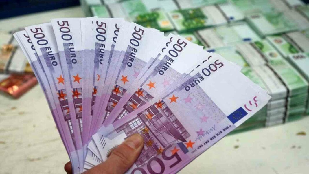 Foule de billets de 500 euros et autres coupures sur une table.
