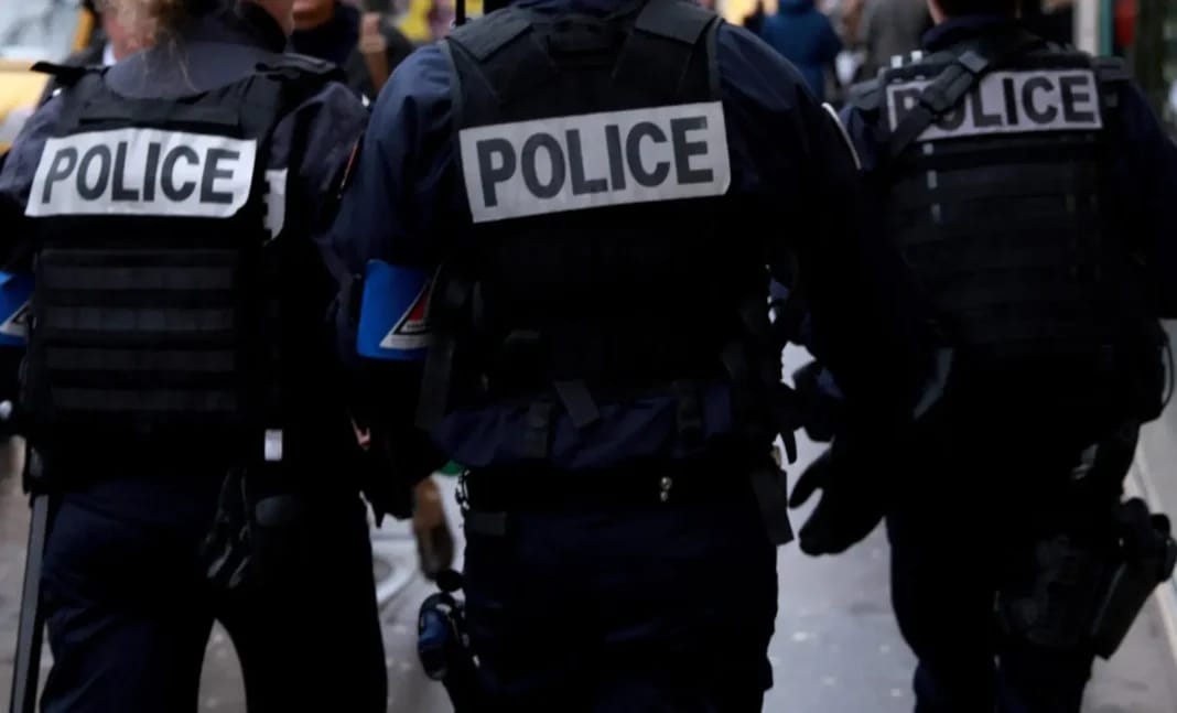 Policiers en uniforme lors d'une opération de maintien de l'ordre.