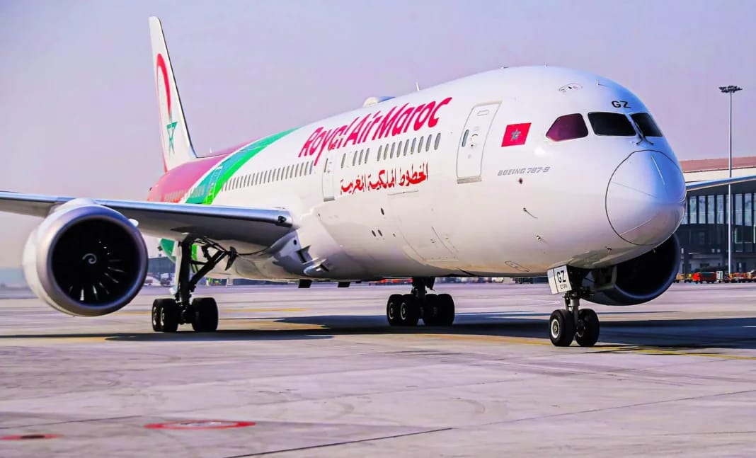 Avion Royal Air Maroc sur le tarmac avec logo visible.
