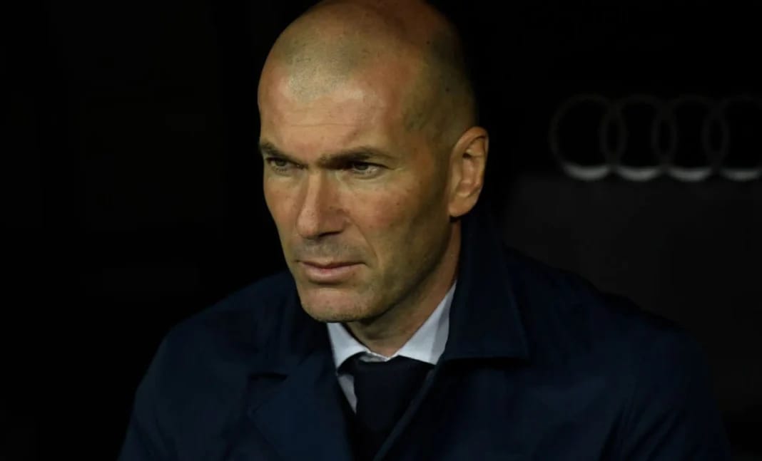 Zinédine Zidane snobe l’Algérie : Le rêve brisé d’une Nation en quête de renaissance footballistique Zinédine Zidane, entraîneur de football, en pleine réflexion lors d'un match.