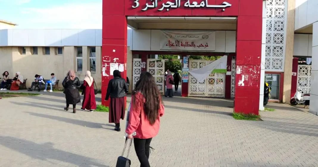 Étudiante à l'entrée de l'université en Algérie.