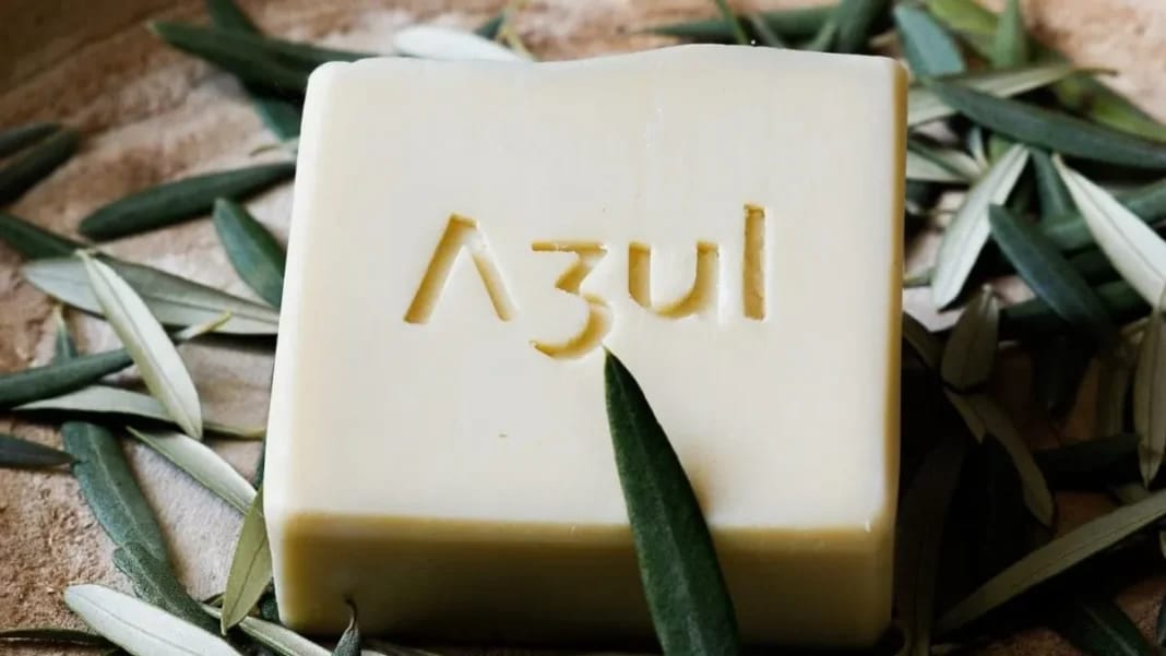 Azul Cosmétique : Une success story franco-algérienne au concept innovant Savon naturel Azul Cosmétique avec feuilles d'olivier.