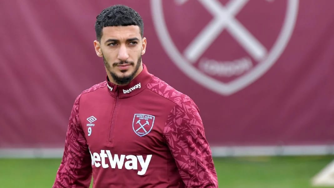 Échec du transfert de Saïd Benrahma à l’OL : Les coulisses d’un revirement de situation inattendu ! Saïd Benrahma portant le maillot de Fulham lors d'un entraînement.