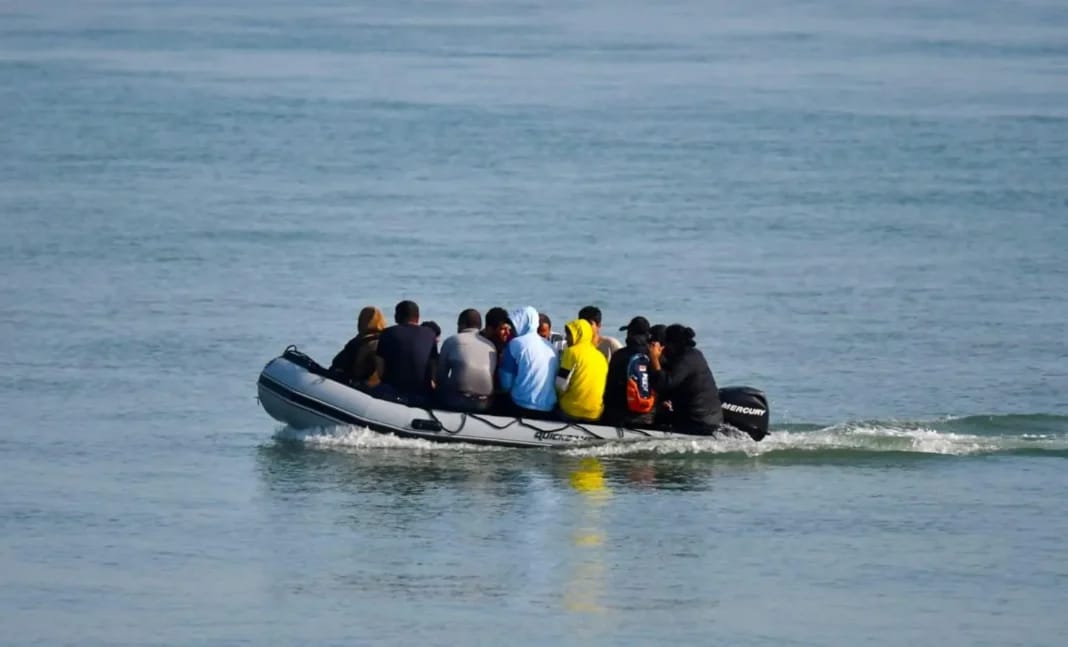 Espagne : 3 ans de prison pour ce passeur de migrants algérien Groupe de migrants à bord d'une petite embarcation en mer.