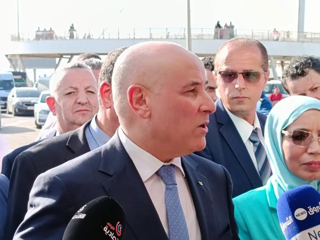 Hausse des prix de l’eau minérale subventionnée : Tayeb Zitouni alerte et met en garde Tayeb Zitouni s'exprime lors d'une conférence avec plusieurs personnes.