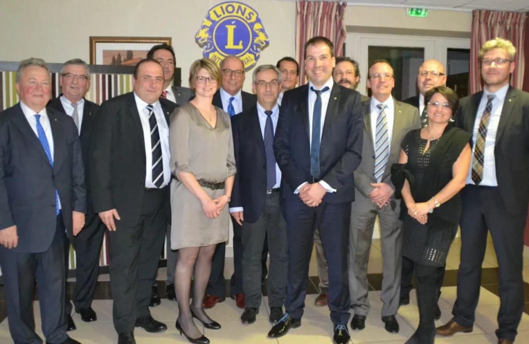 Membres des Lions Clubs d’Algérie lors d'une réunion à Djanet.