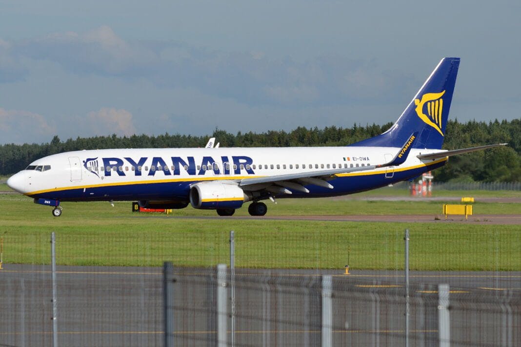 Ryanair : Des billets à moins de 14 euros en vente flash pour les vols en Europe et vers le Maroc Avion Ryanair sur la piste d'atterrissage en Europe ou au Maroc.