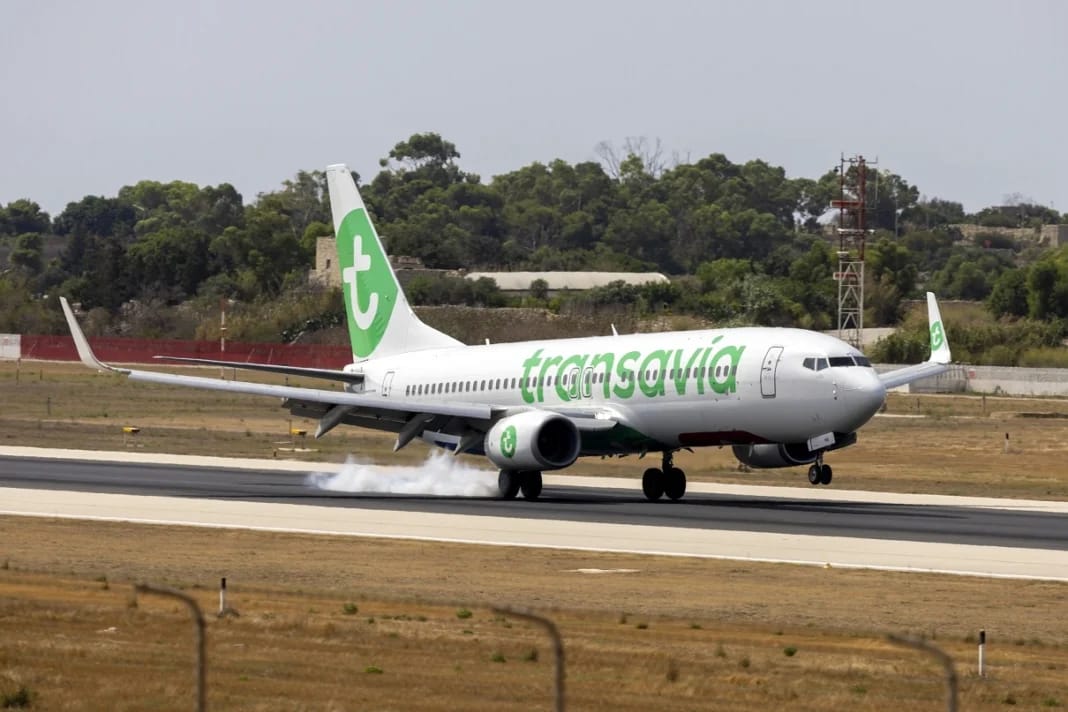 Avion Transavia en train d'atterrir sur une piste d'aéroport.
