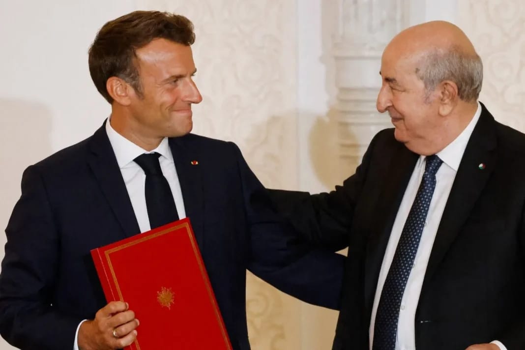 Abdelmadjid Tebboune et un officiel français lors d'une visite à Paris.