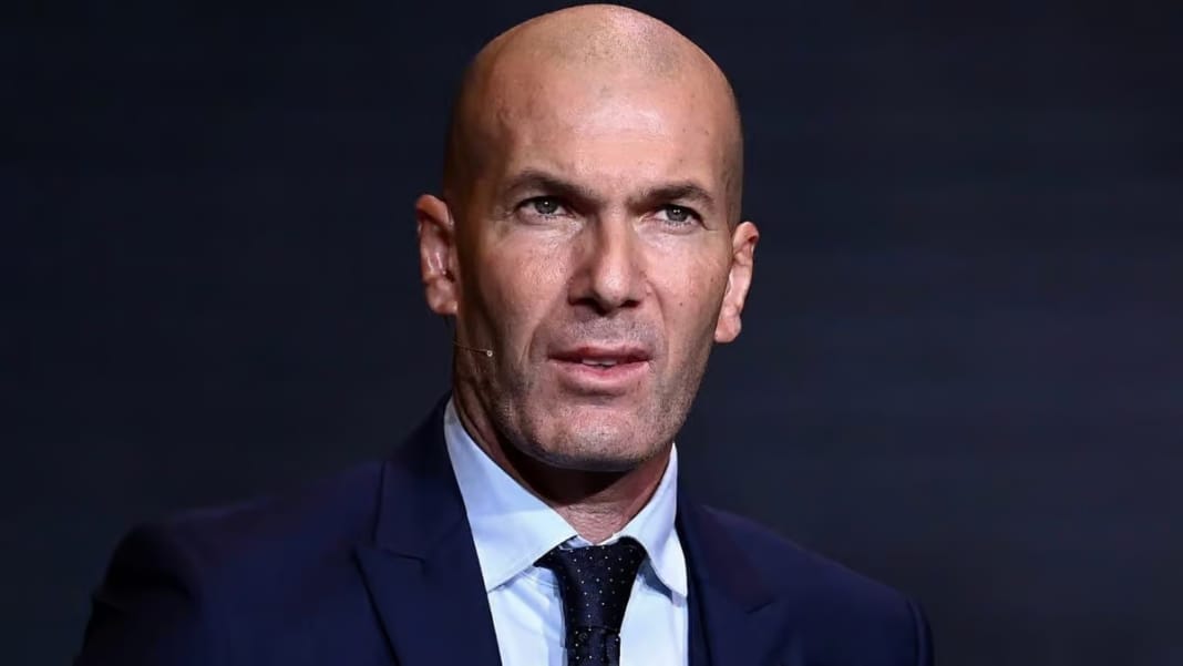 Zidane en Algérie, homme en costume, expression sérieuse.