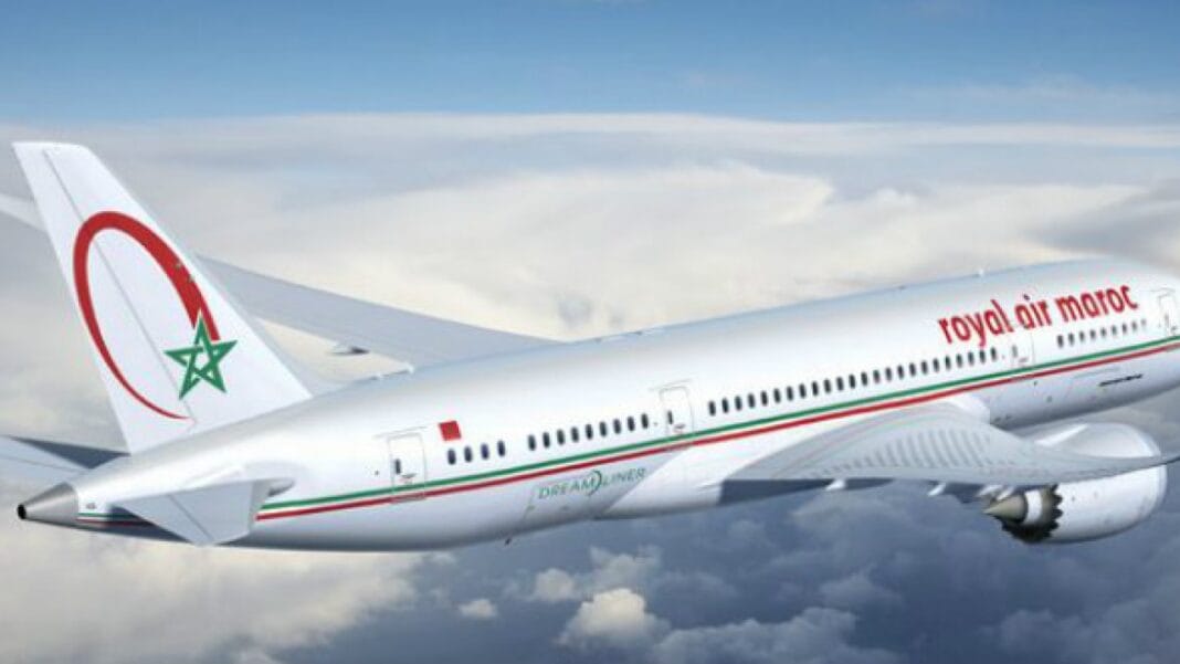 Avion Royal Air Maroc survolant les nuages en plein ciel.