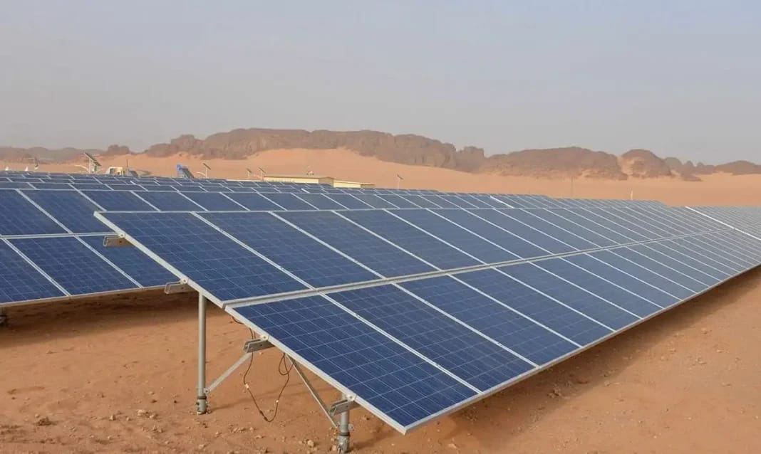 Tamadjert : Premier Village Algérien Alimenté à 100% par l’Énergie Solaire Panneaux solaires dans un village algérien alimenté à 100% par énergie solaire.