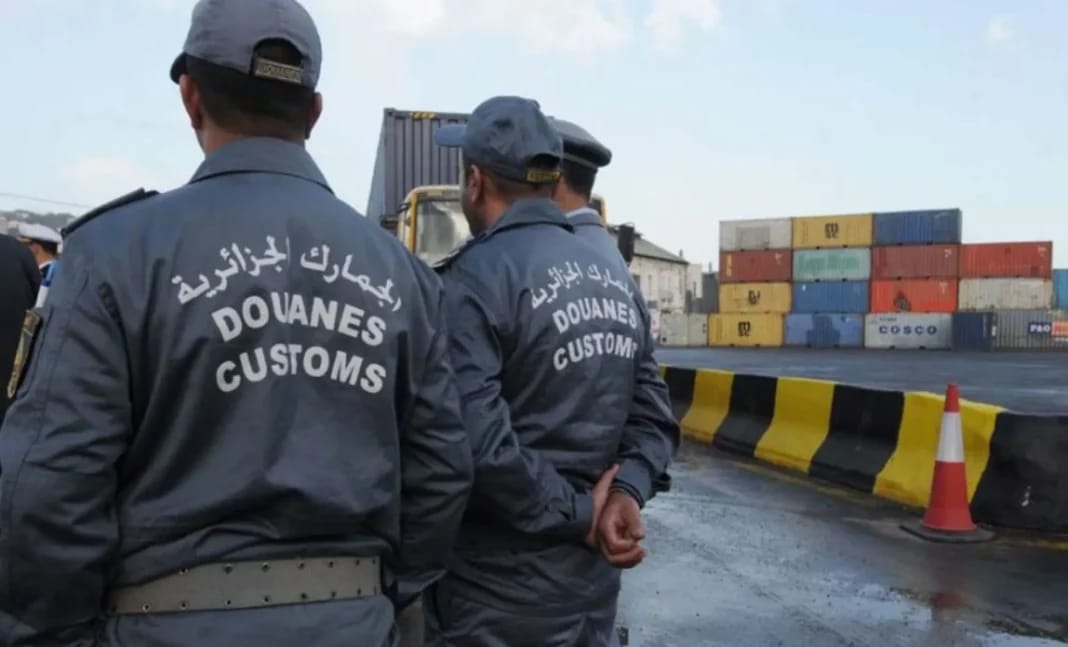 Agents des douanes surveillant le contrôle des containers au port.