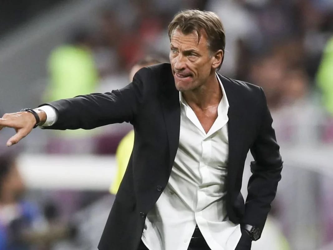 Hervé Renard : En route pour Al Rayyan ? La nouvelle est tombée Hervé Renard, entraîneur, donne des instructions sur le terrain.