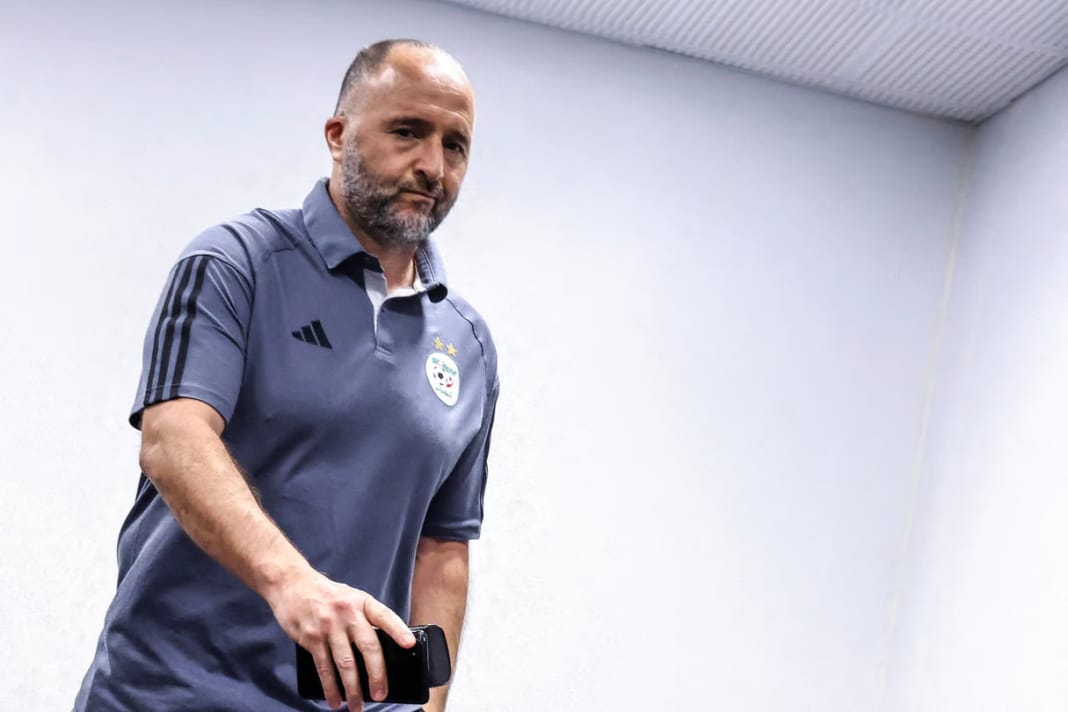 Djamel Belmadi lors d'une réunion de la FAF, en tenue sportive.