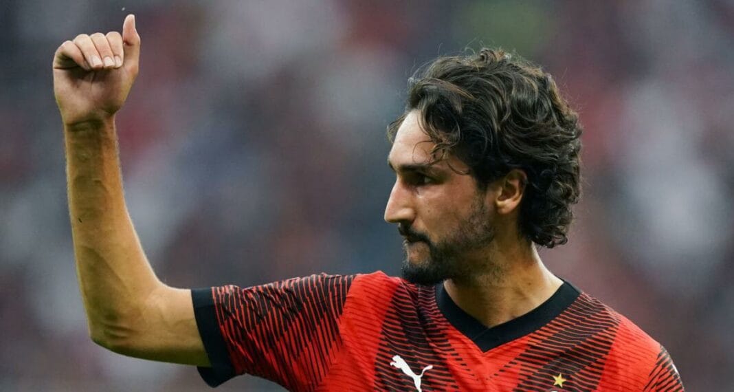 Yacine Adli portant le maillot de l'équipe de France.