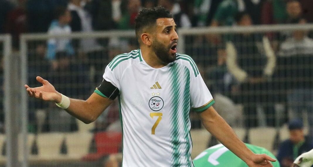 Riyad Mahrez en action sur le terrain avec un maillot algérien.