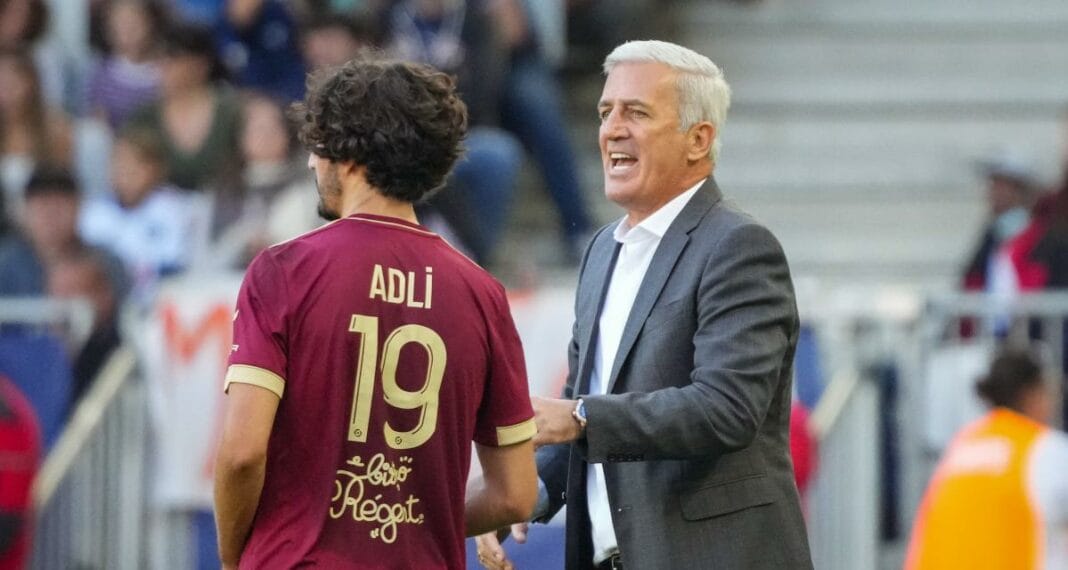 Petkovic avait-il anticipé le FLOP de l’équipe d’Algérie sur le dossier Yacine Adli ? Petkovic parle avec Yacine Adli lors d'un match de football.