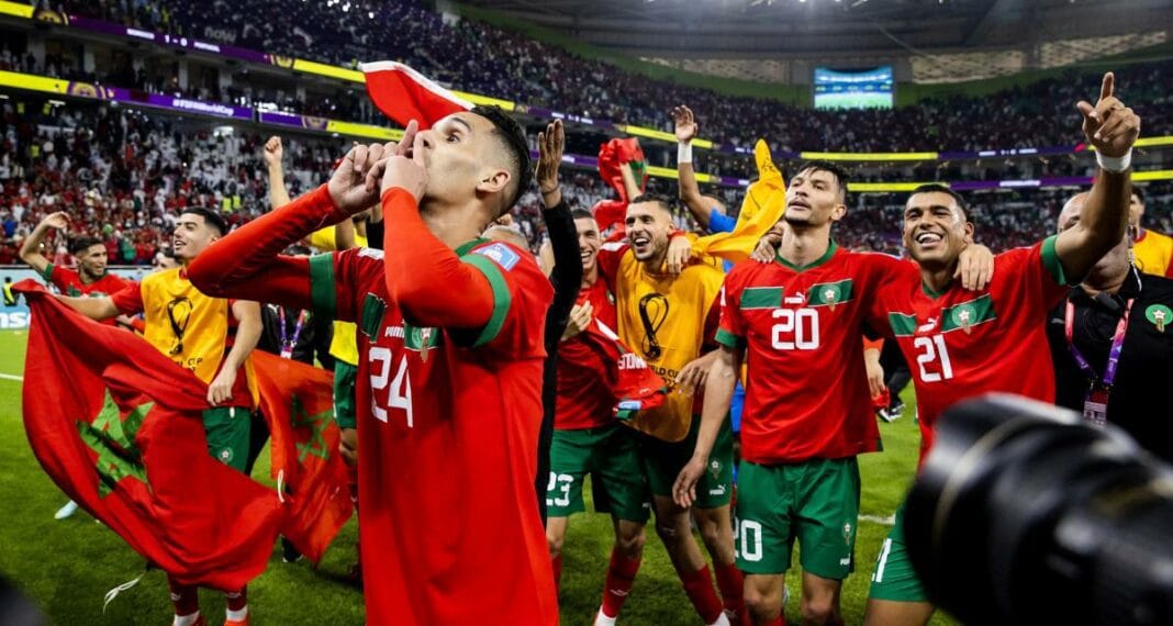 Le Maroc en bonne voie pour accueillir la finale de la Coupe du Monde 2030 ! Les joueurs marocains célèbrent leur victoire en Coupe du Monde 2030.