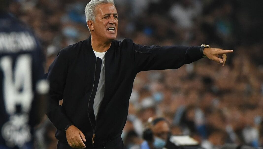 Vladimir Petkovic, entraîneur, donnant des instructions sur le terrain.