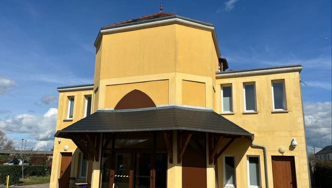 Scandale en France : La mosquée de Saint-Jean-de-Braye visée par une lettre de menaces pendant le Ramadan Mosquée de Saint-Jean-de-Braye sous un ciel bleu clair.