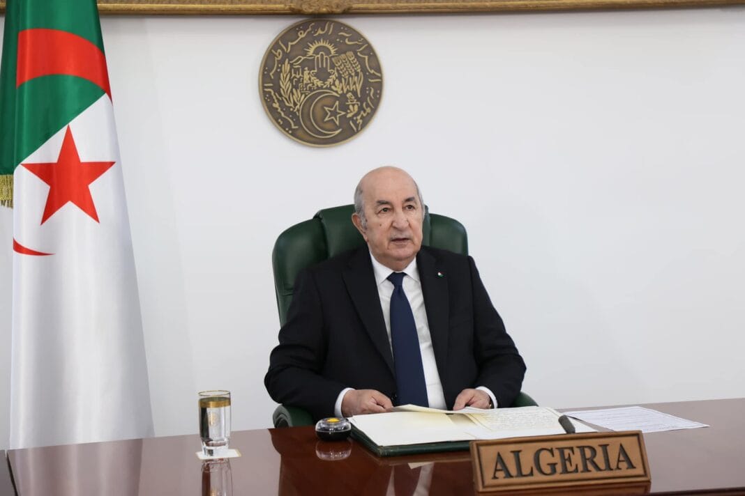 Le président algérien s'exprime lors d'une réunion officielle.