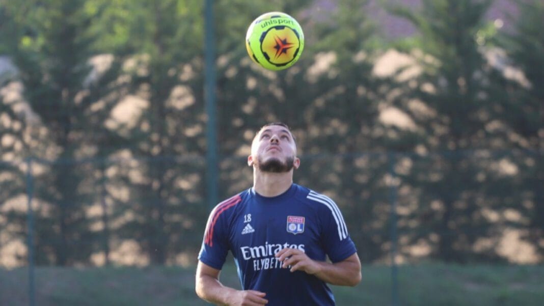 Rayan Cherki : « Thierry Henry a eu raison », admet le jeune Lyonnais Rayan Cherki lors d'un entraînement avec le ballon de football.