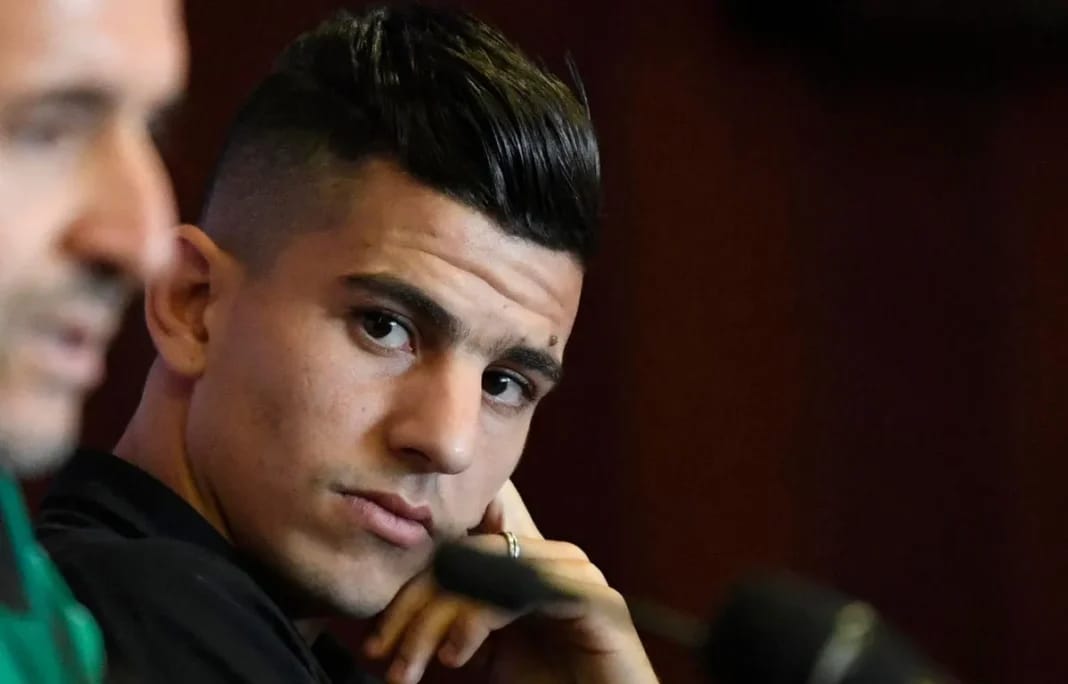 Youcef Atal, joueur de football algérien, lors d'une conférence de presse.