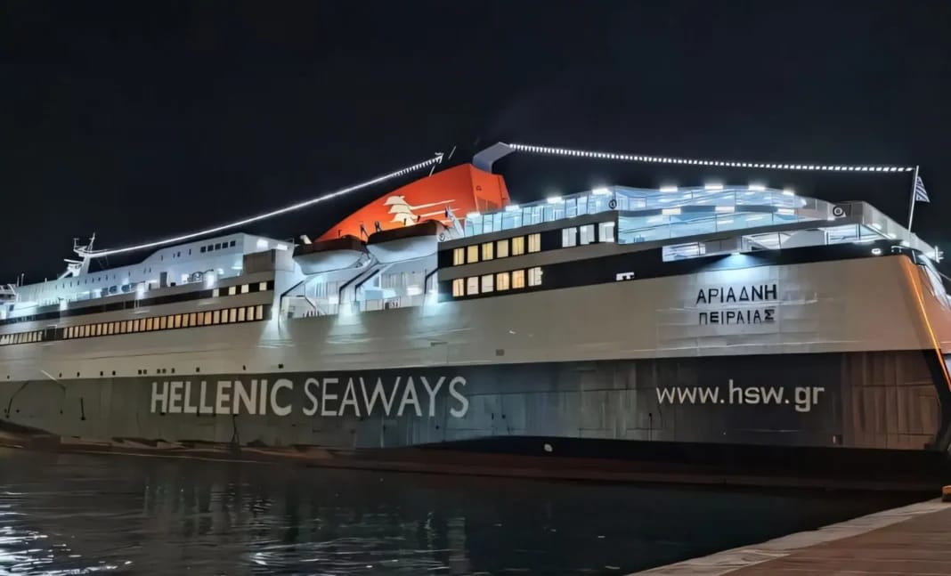 Ferry Hellenic Seaways éclairé la nuit au port.